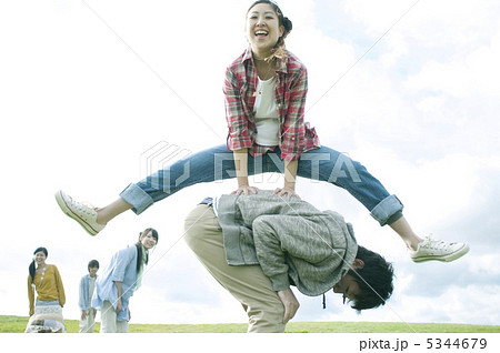 馬跳びをする若者たち 5344679