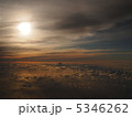 飛行機から見た夕焼け 5346262