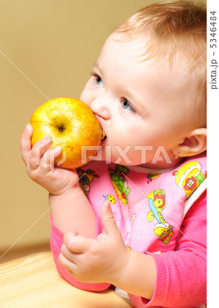 Girl eating apple 5346484