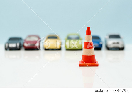 カラーコーンと駐車場の写真素材