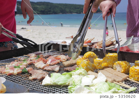 海でバーベキューの写真素材