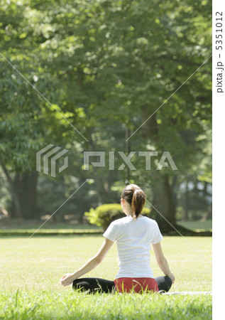 公園でヨガをする女性 5351012