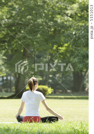 公園でヨガをする女性 公園でヨガをする女性 5351013