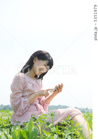 草原に座る女性 草原に座る女性 5351979