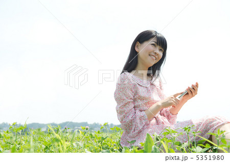 草原に座る女性 草原に座る女性 5351980