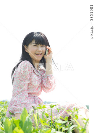 草原に座る女性 5351981