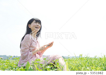 草原に座る女性 5351982