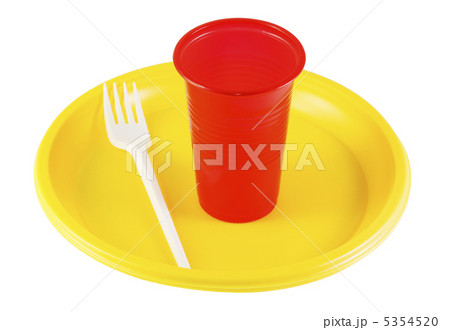 plastic plates and glasses 5354520