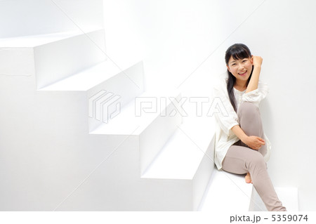 階段に座る女の子 5359074