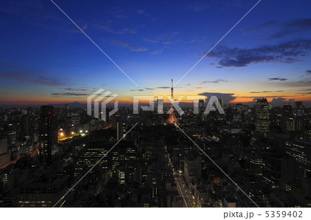 東京タワーと森ビルが見える薄明夜景 5359402