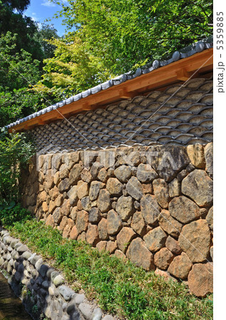 深大寺散歩・参道の瓦塀 5359885