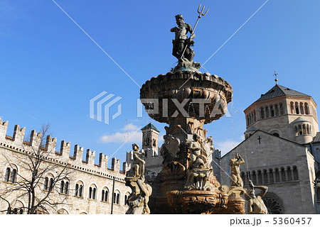 トレント ドゥオーモ広場 ネプチューンの泉fontana del Nettuno トレント ドゥオーモ広場 ネプチューンの泉fontana del Nettuno 5360457