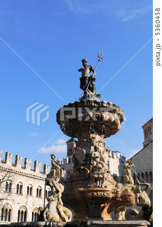 トレント ドゥオーモ広場 ネプチューンの泉fontana del Nettuno トレント ドゥオーモ広場 ネプチューンの泉fontana del Nettuno 5360458
