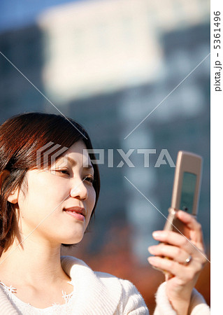 携帯をかける女性 携帯をかける女性 5361496