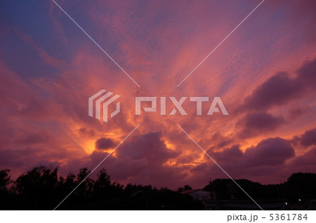 台風接近中の沖縄の夕焼け 台風接近中の沖縄の夕焼け 5361784