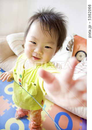 手を伸ばす赤ちゃん 手を伸ばす赤ちゃん 5362066
