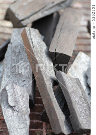 火をつける前のバーベキューの炭 5362301