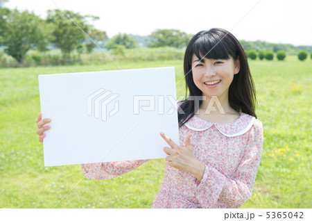 メッセージボードを持つ女性(草原) メッセージボードを持つ女性(草原) 5365042