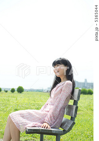ベンチに座る女性の写真素材
