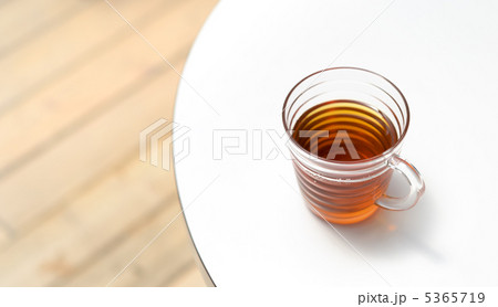 テーブルに置かれた温かい飲み物の入ったグラス テーブルに置かれた温かい飲み物の入ったグラス 5365719
