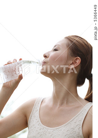 水を飲む 水を飲む 5366449