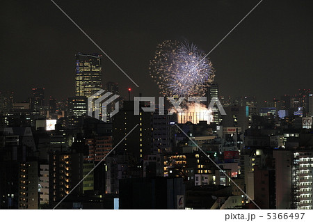新宿のビル上から見た夜の六本木ヒルズと神宮外苑花火大会 5366497