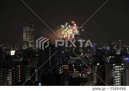 新宿のビル上から見た夜の六本木ヒルズと神宮外苑花火大会 新宿のビル上から見た夜の六本木ヒルズと神宮外苑花火大会 5366498