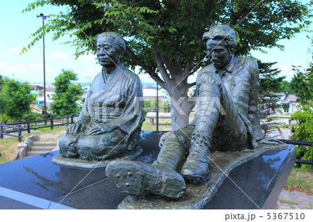 太宰治と越野たけ像 太宰治と越野たけ像 5367510