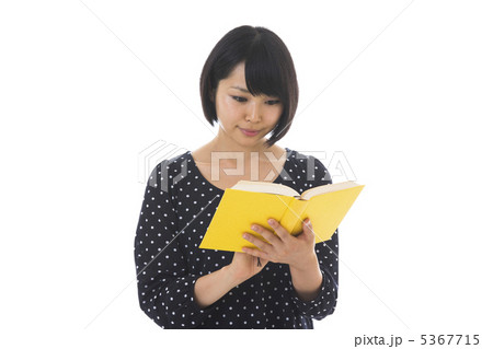 本を読む女性 5367715