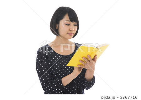 本を読む女性 5367716