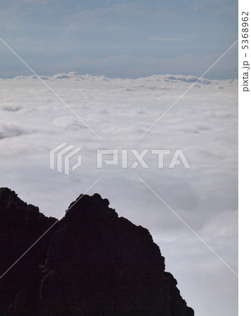 岩山と雲海 5368962