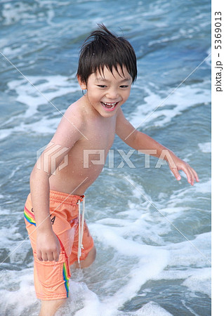 海で遊ぶ男の子の写真素材