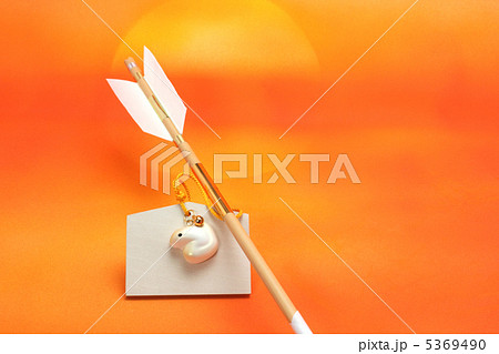 巳年の干支と破魔矢と絵馬 5369490