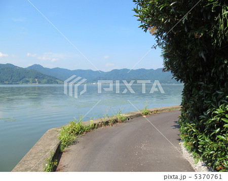三方湖と湖畔の道 5370761