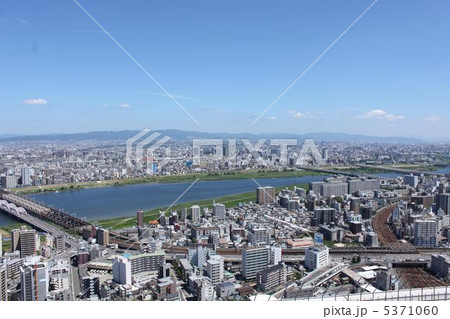 大阪淀川を挟んでの大阪北区と茨木市、高槻方面の街並み 5371060