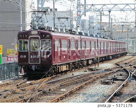 阪急　２３００系　２３１３F　北千里行き　淡路駅構内 5371176