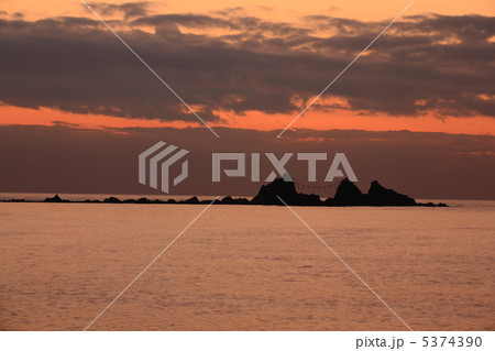 朝焼けの三ツ石海岸 5374390