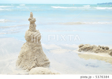 砂のお城　砂浜 5376384