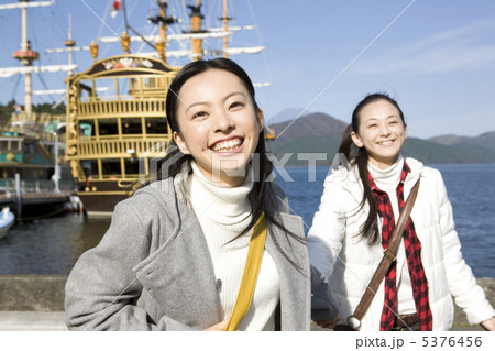 湖畔を歩く女性2人 5376456