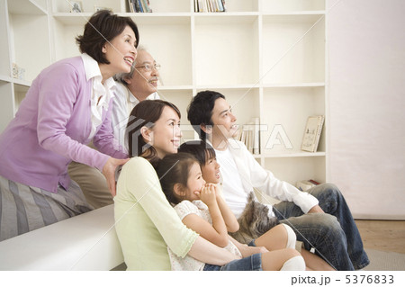 3世代ファミリーポートレート 5376833