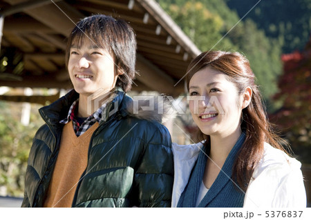 歩くカップル 5376837