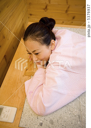 岩盤浴をしている女性 岩盤浴をしている女性 5376937