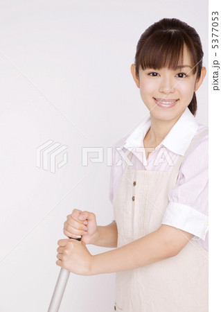 カフェでアルバイトをする女性 カフェでアルバイトをする女性 5377053