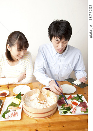 手巻き寿司を作る男性 5377232