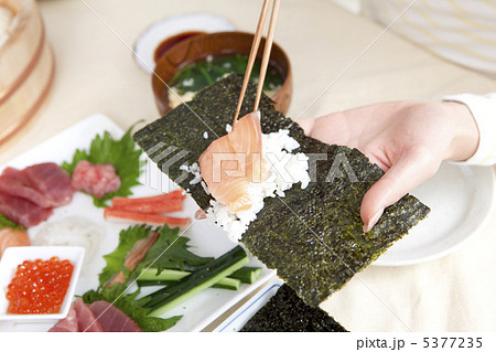 手巻き寿司を作る女性の手元 手巻き寿司を作る女性の手元 5377235
