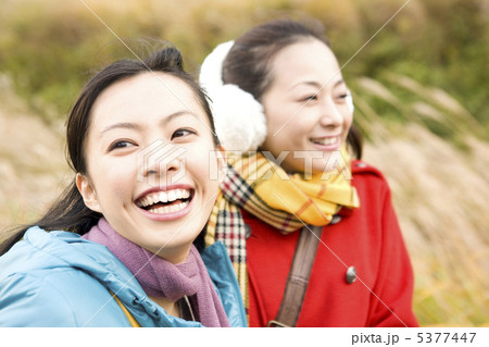 観光地を歩く女性2人 5377447