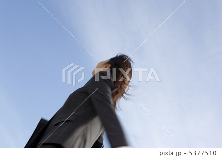 外を走るOLの後姿 外を走るOLの後姿 5377510