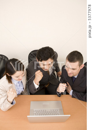 パソコンモニターを見てガッツポーズをするビジネスマンとOL 5377978