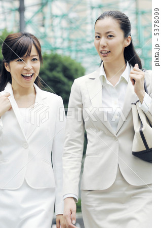 同僚と歩くビジネスレディ 5378099