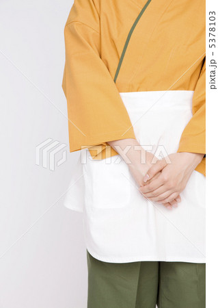 和食食堂でアルバイトをする女性 5378103